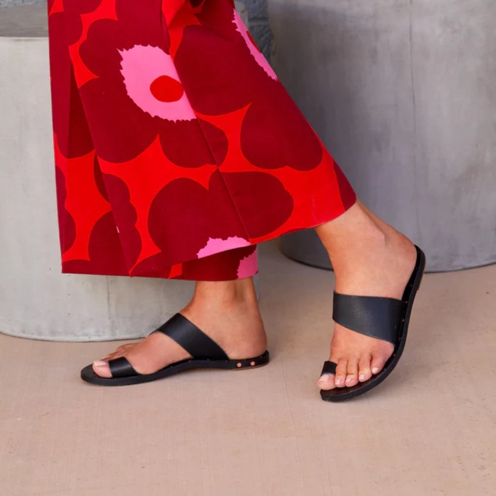 Beek Finch toe ring sandals size 10